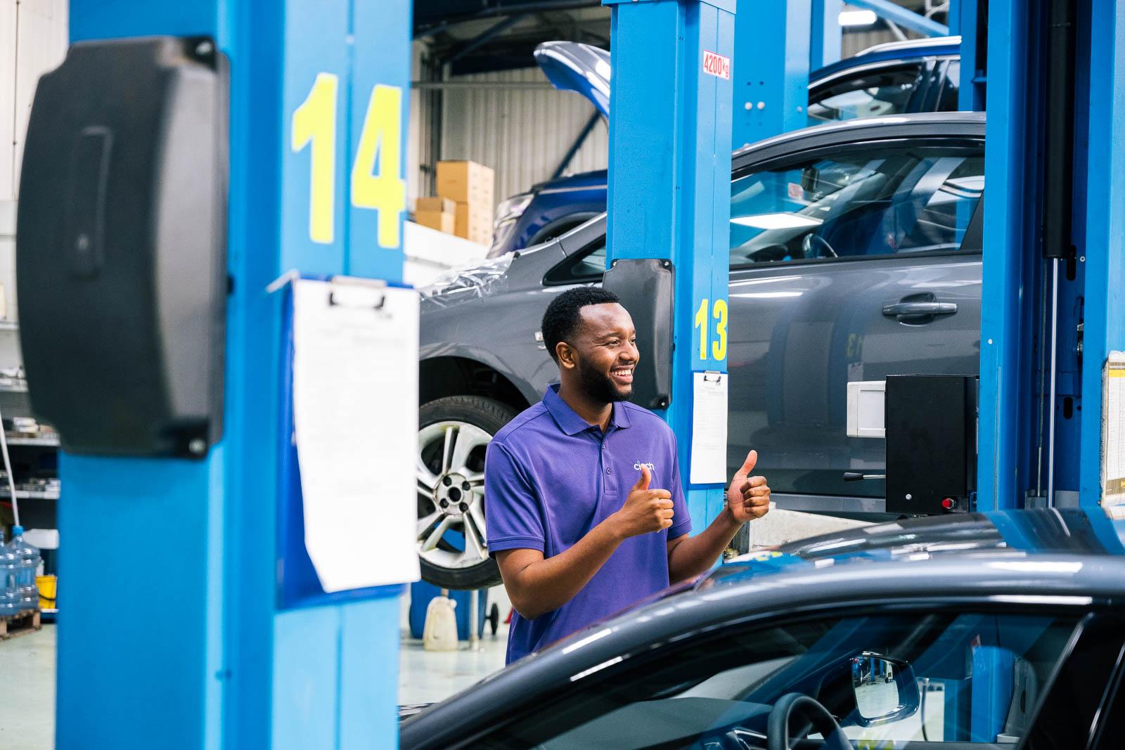 Mechanic giving thumbs up at cinch service centre