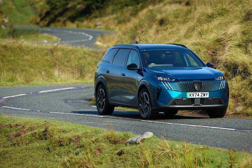 Peugeot e-5008 driving