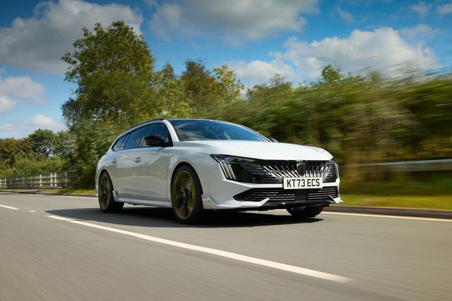 Peugeot 508 SW PSE driving