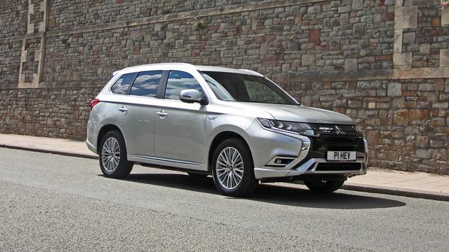 Mitsubishi Outlander front three quarters