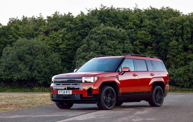 Hyundai Santa Fe front three quarters