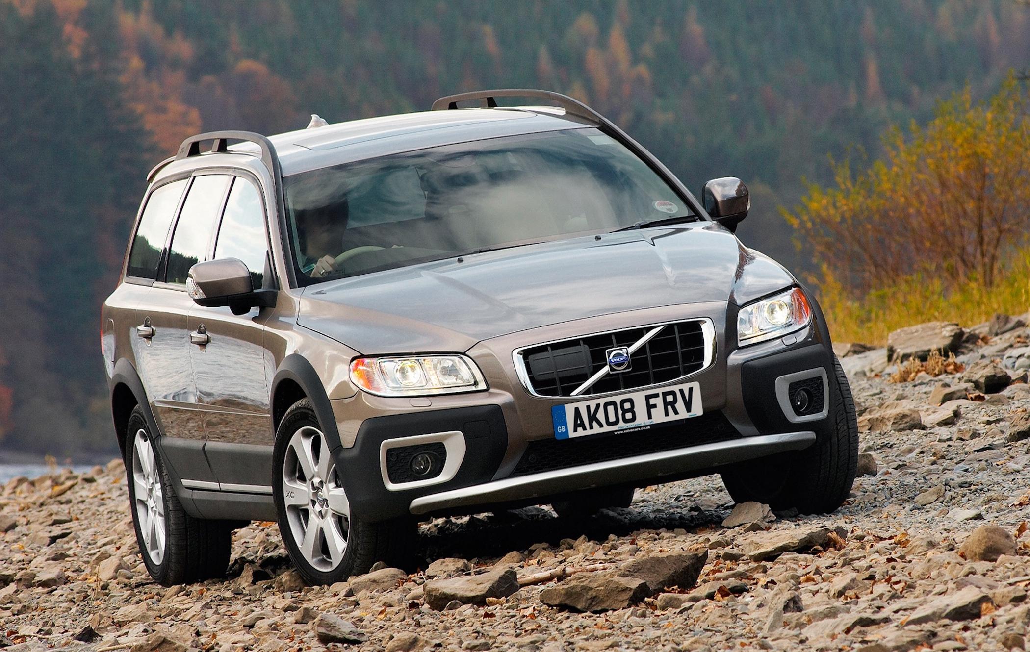 A Volvo XC70 driving along a rocky road