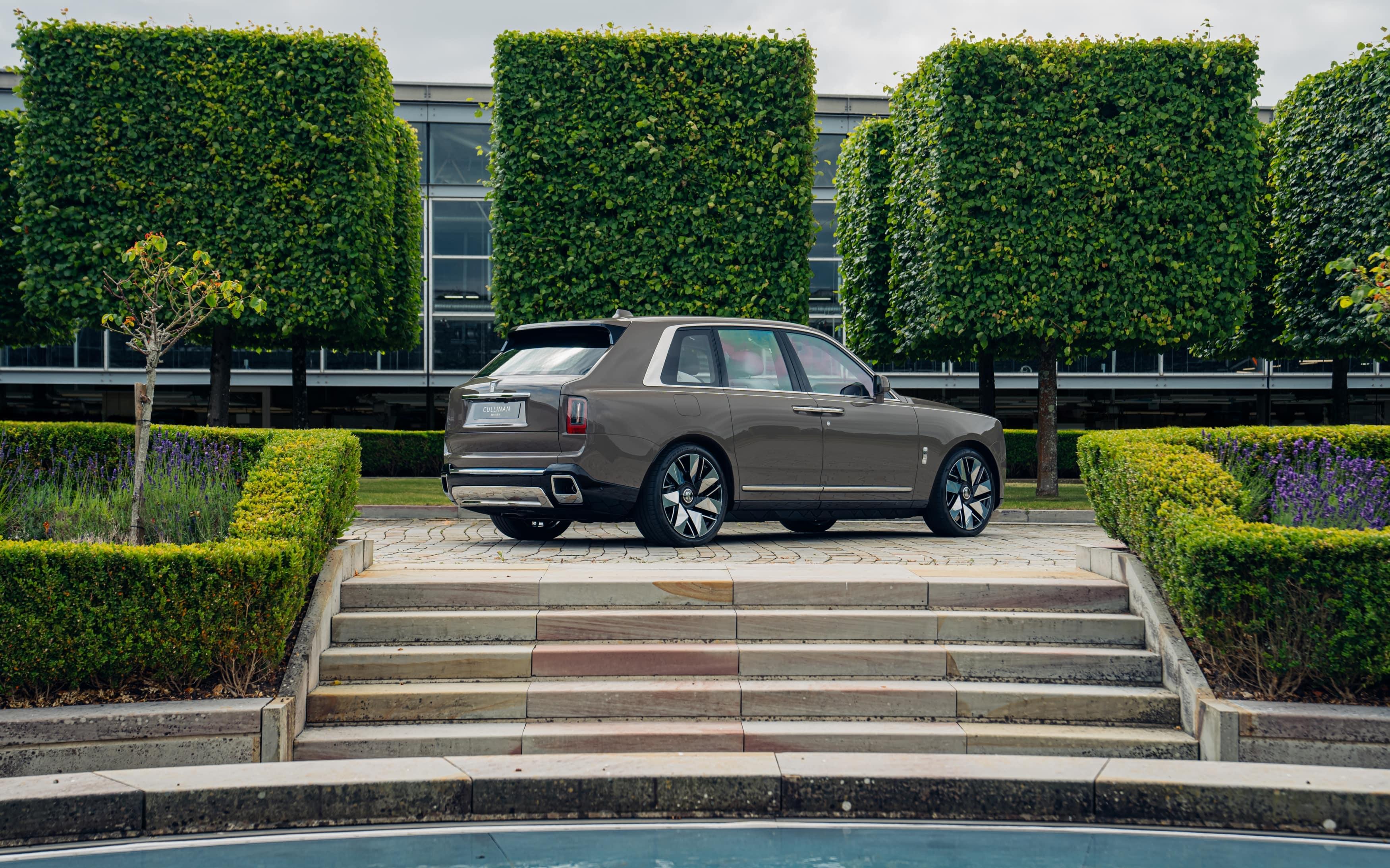 A grey Rolls Royce Cullinan