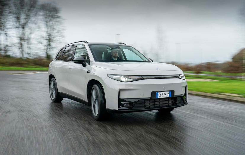 Leapmotor C10 REEV front three quarters, driving