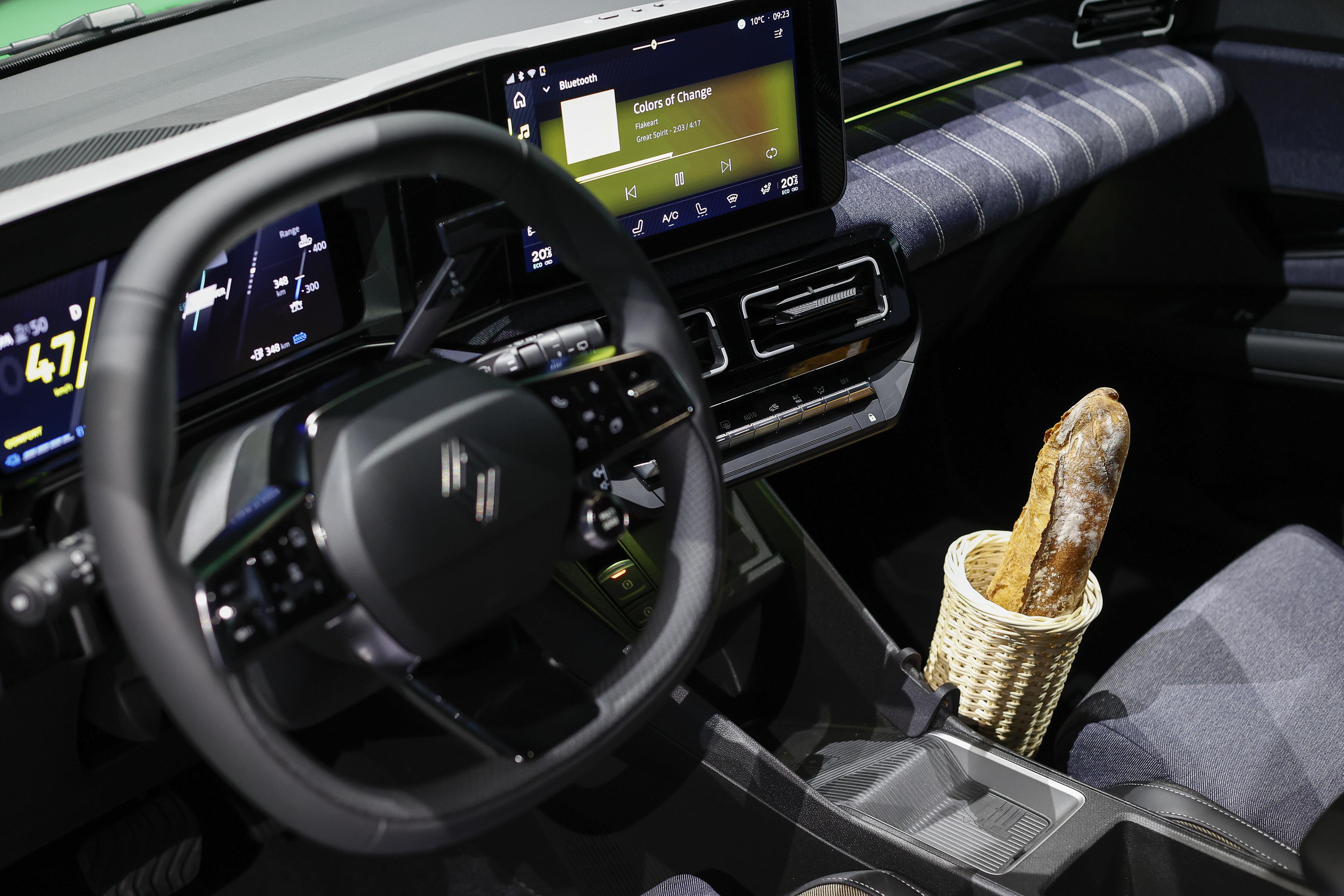 the interior of the new Renault 5 showing its baguette holder option