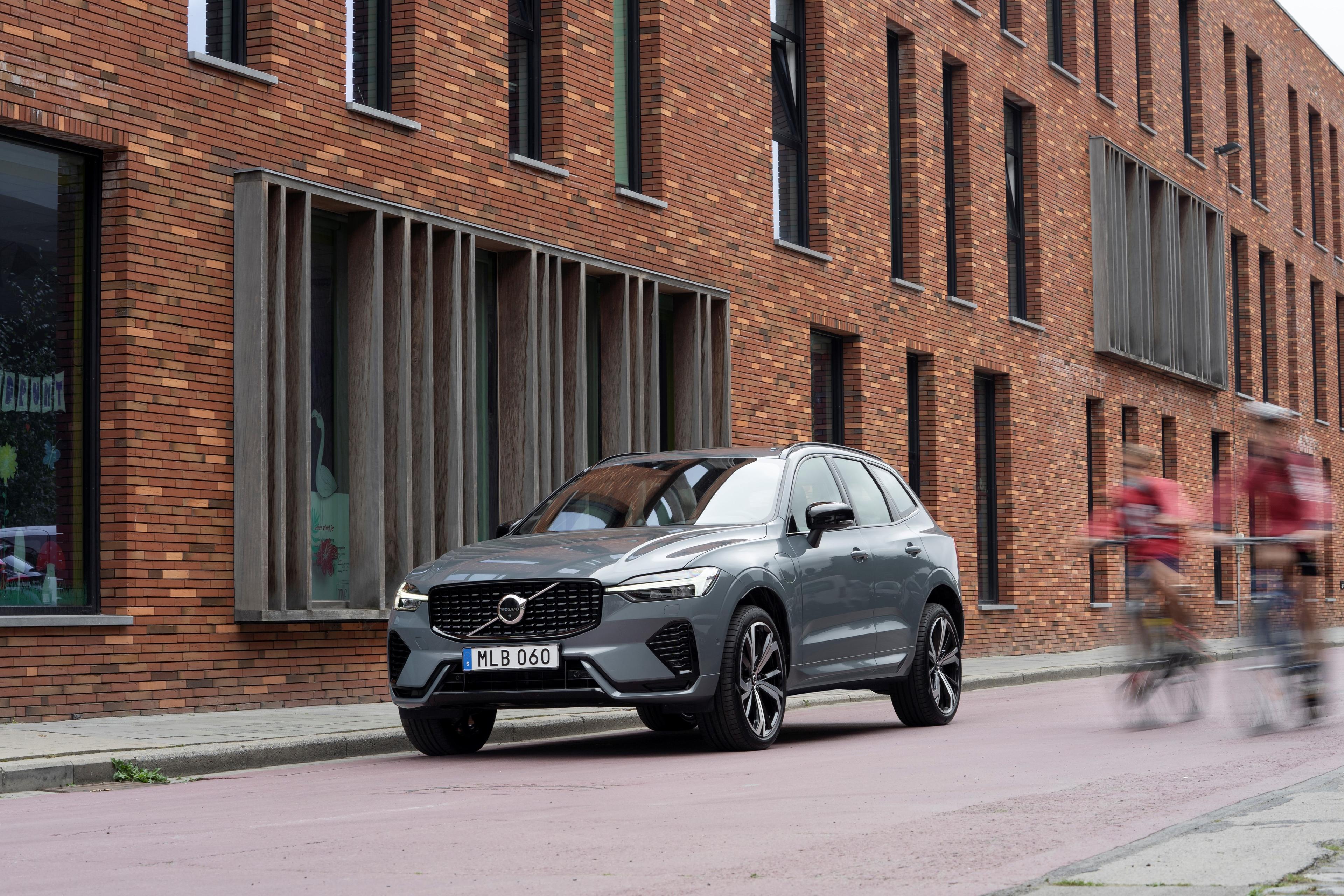 a grey Volvo XC60 Recharge driving through a city